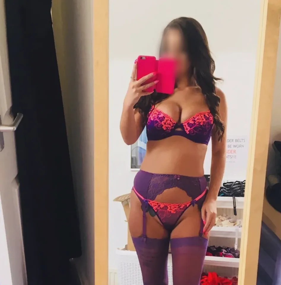 Emina, 33